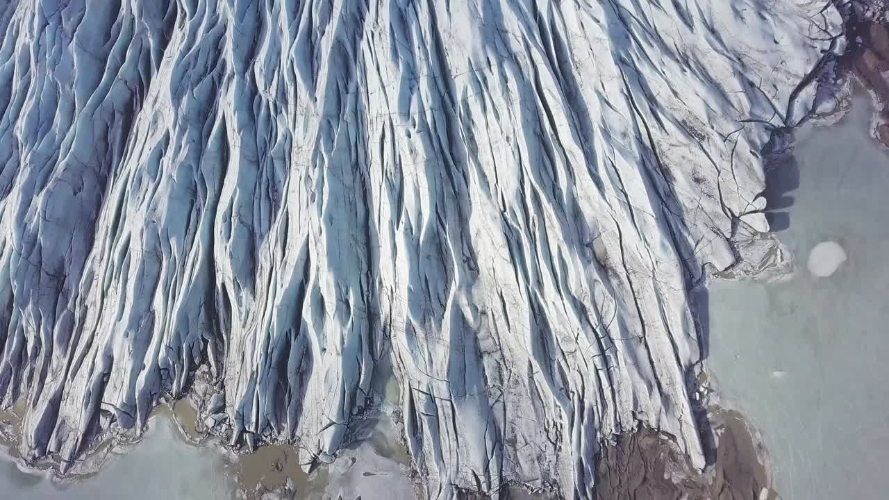 유럽에서 가장 큰 빙하인 바트나요쿨 (vatnajökull) 은 아이슬란드의 산맥을 가로질러 흐르는 아름다운 빙하입니다.