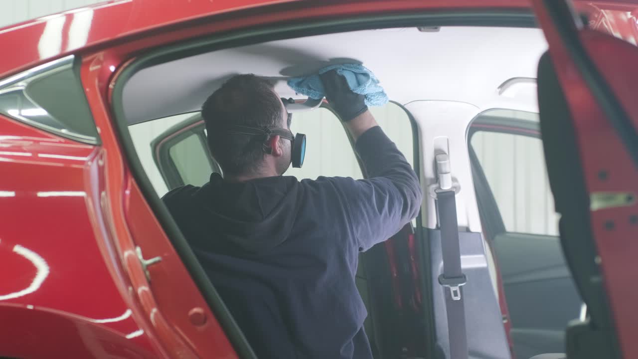 전문적인 자동차 청소. 샤워. 인테리어 세부 사항. 자동차 인테리어를 건조 청소 및 세부 사항; 깊은 좌석 청소; 자동차 세탁에서 거품을 는; 먼지에서 자동차 패널을 청소하는; 진공청소기