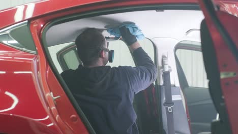 limpieza profesional de automóviles. lavado de sars. detalles interiores. limpieza en seco y detalles del interior de un automóvil. limpeza profunda de asientos. limpeza de espuma en el lavado de automóviles; limpieza del panel del automóvil del polvo. una aspiradora