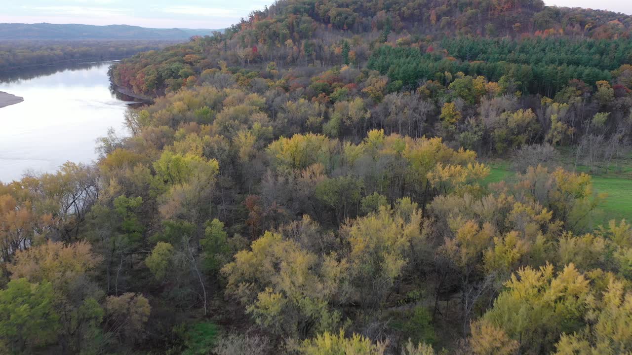 осенняя листья с видом на реку и лес