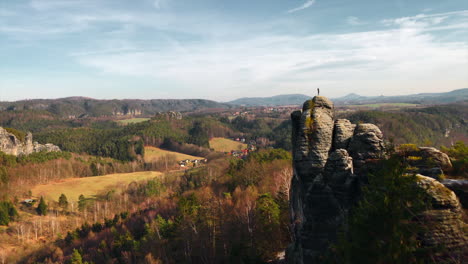 una vista impresionante desde un pináculo de piedra arenisca en la suiza bohemia