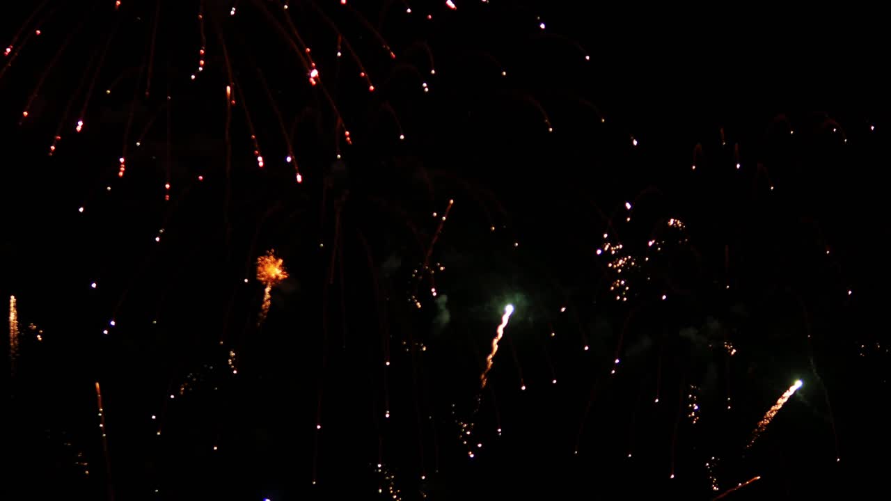 Festival notturno a Pattaya con uno spettacolo di fuochi d'artificio luminosi sulla spiaggia.