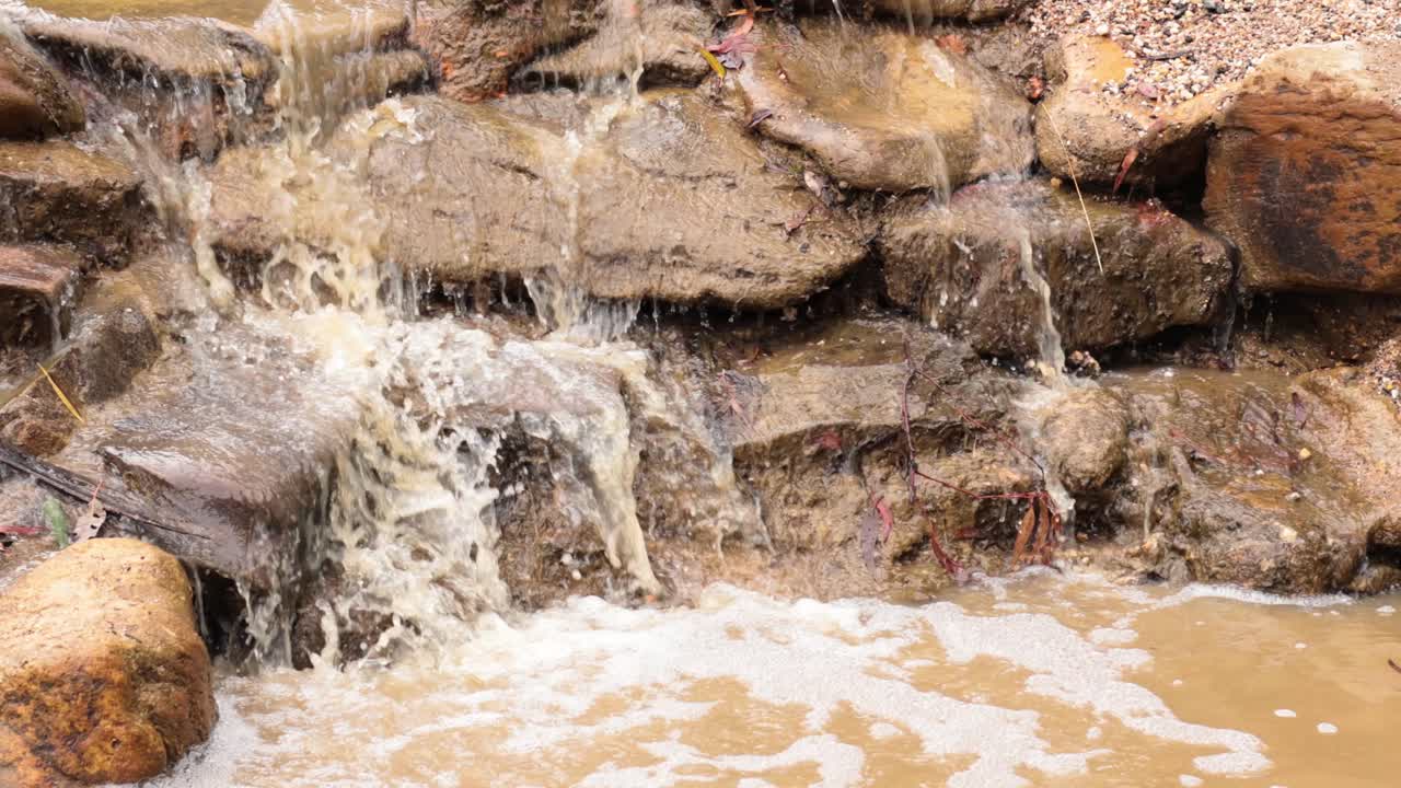 agua en cascada sobre las rocas en ballarat, australia