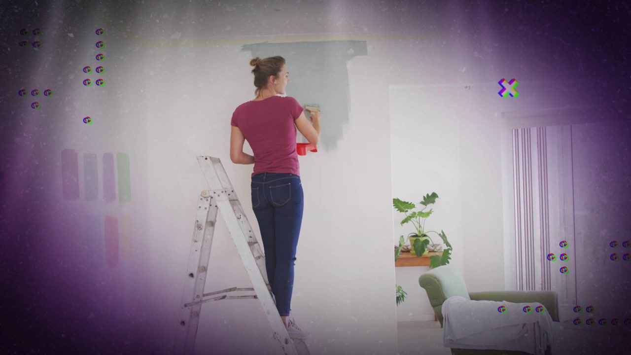 Mulher mergulhando rolo em tinta vermelha em escada, repintando parede para renovar o ambiente, com sobreposições mostrando o progresso.