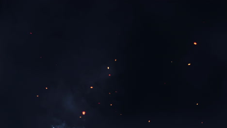cielo tormentoso con chispas voladoras