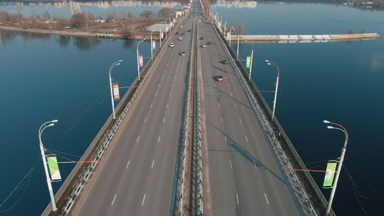 강 을 가로지르는 다리 의 공중 사진