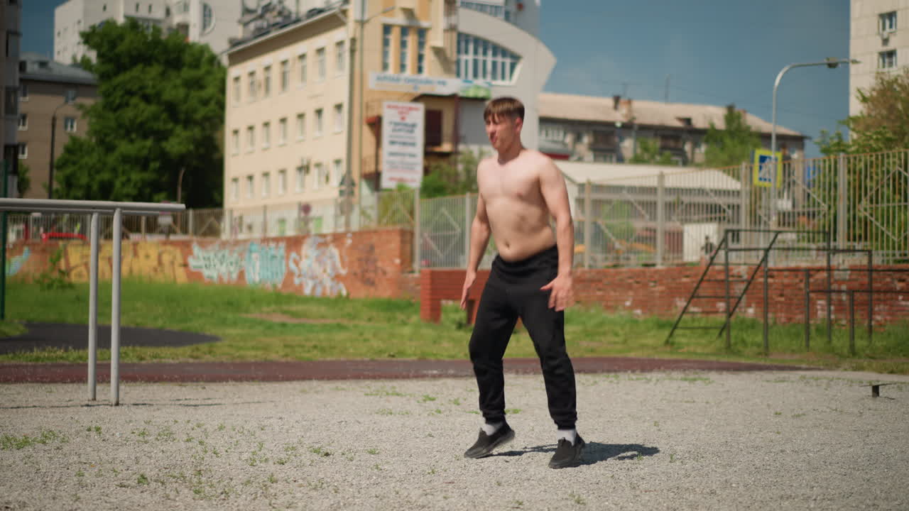 역동적인 플라이오메트릭 운동을 하는 남자, 밝은 햇빛 아래 실내 운동 플라이오메트릭 트레이닝, 맑은 하늘 아래 야외에서 활발한 플라이오메트릭 활동을 하는 백인 남성