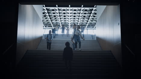 Un-Adolescente-Subiendo-Entre-La-Multitud-De-Niños-Corriendo-Escaleras-Abajo.-Chico-Parado-Solo.