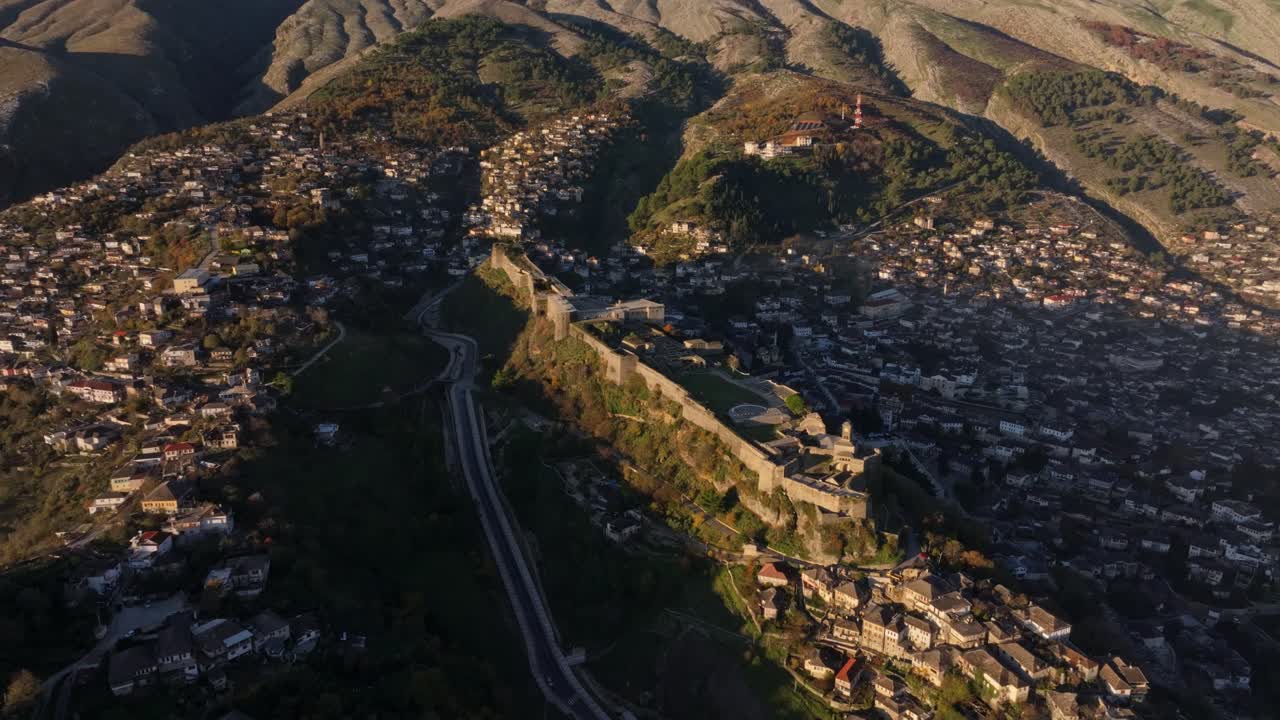 Scorcio aereo di un'antica fortezza che risplende sotto i cieli del tramonto
