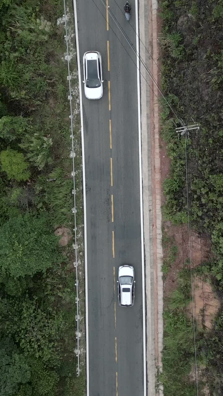 Vista aérea de una carretera con vehículos