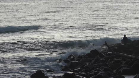 Hombre-Con-Tabla-De-Surf-Esperando-El-Amanecer-En-La-Costa