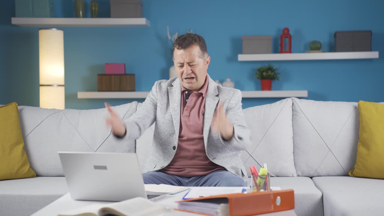 el trabajador de oficina en casa se está enojando.