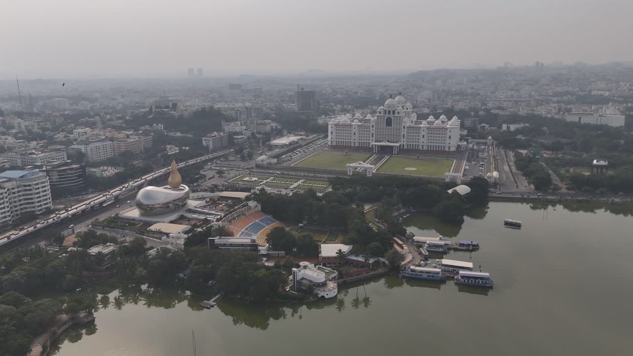 Vista aerea con drone dello skyline di Hyderabad che mostra l'architettura moderna e l'espansione della città