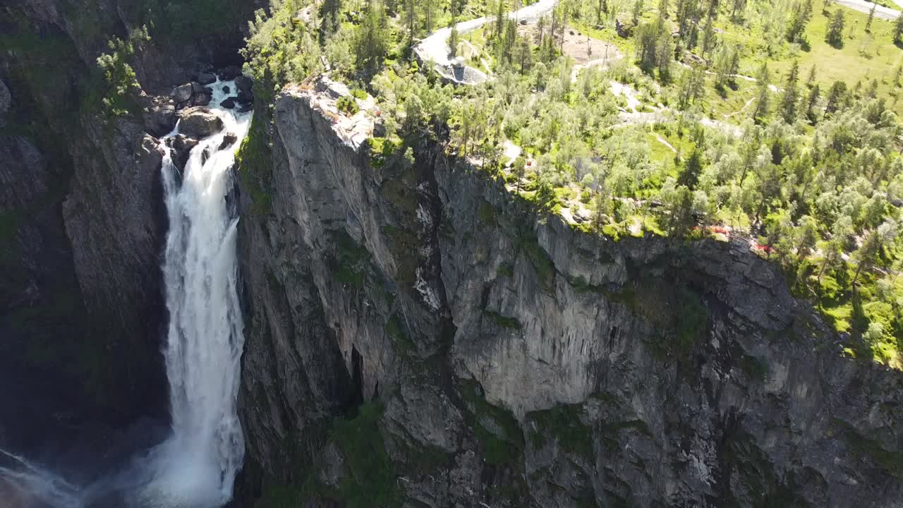 volando sobre la enorme cascada de voringfossen en noruega
