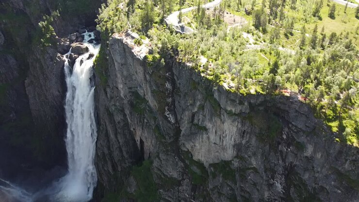 Volando sopra l'enorme cascata di Vøringfossen in Norvegia