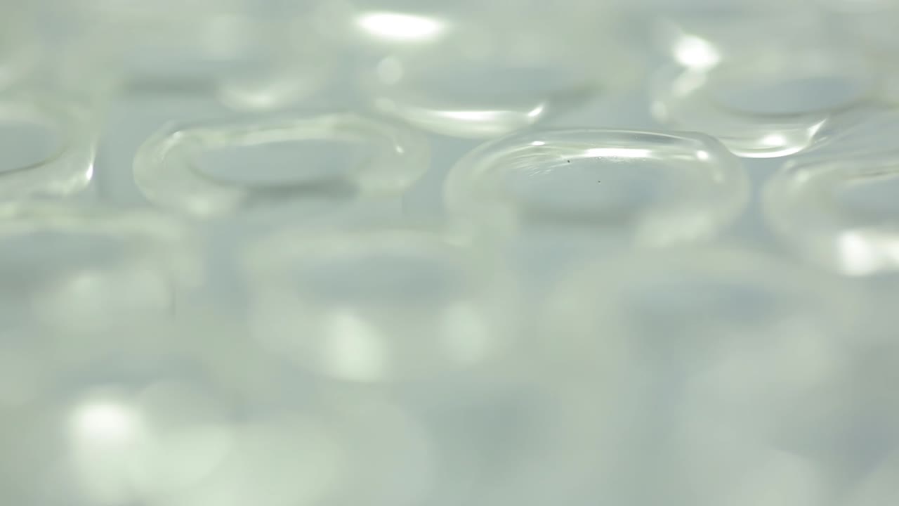 많은 투명한 플라스틱 반지의 클로즈업