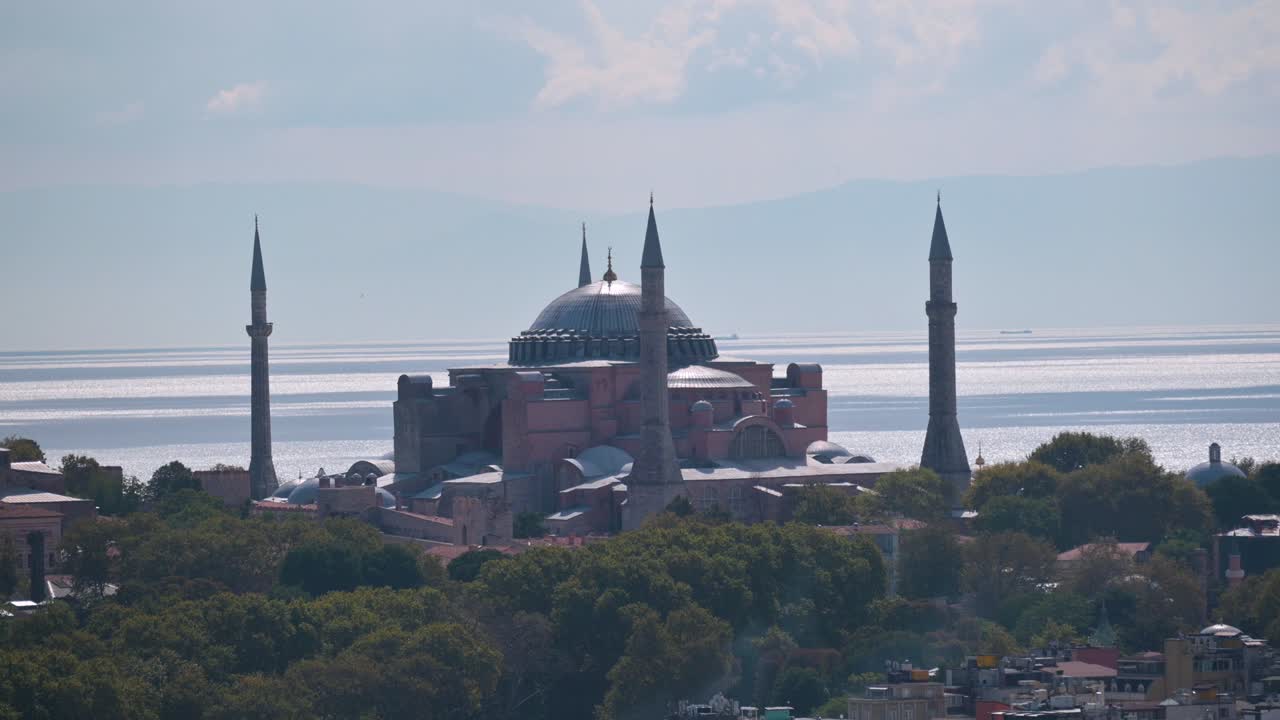 vista aérea de ayasofya, hagia sophia, edificio de la antigüedad tardía en un día soleado