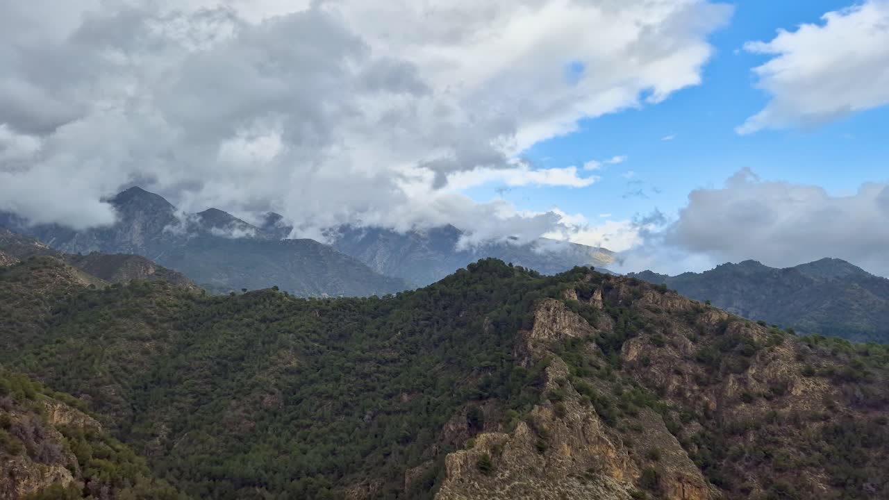 cordillera timelapse cerca de la hermosa ciudad de frigiliana en la región de málaga con nubes en rápido movimiento, españa