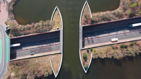 Topdown-Aufstieg-Aus-Der-Luft-über-Die-Wasserbrücke-Des-Aquädukts-Im-Veluwemeer,-Niederlande