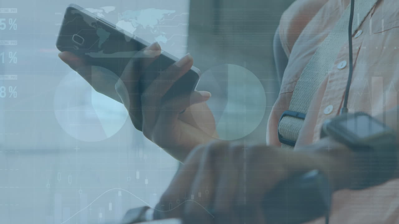 animación de la interfaz infográfica sobre la sección media de una mujer biracial en bicicleta usando un teléfono móvil