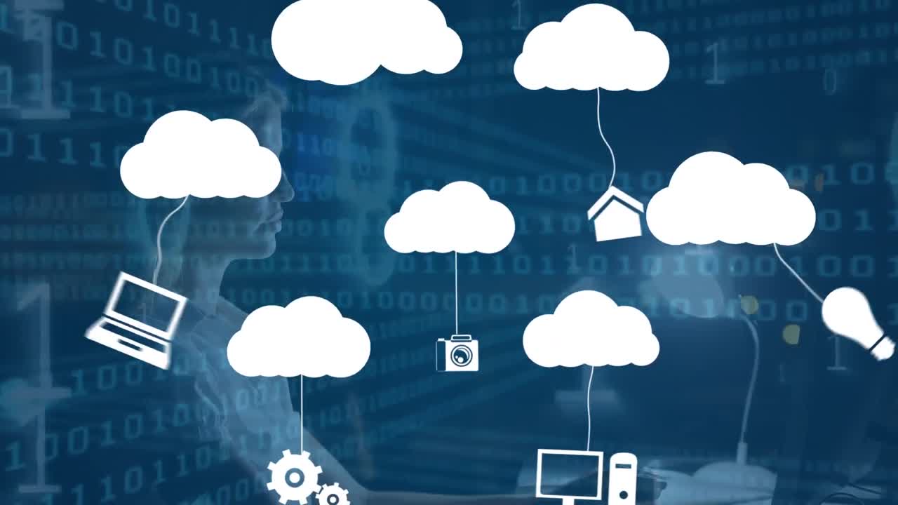 컴퓨터를 사용하는 백인 여성 위에 아이콘과 바이너리 코딩으로 구름의 애니메이션