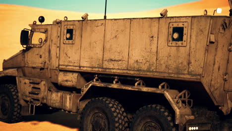 camión militar blindado en el desierto