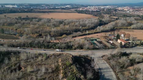 Der-Verkehr-Fährt-In-Richtung-Einer-Gabelung-In-Der-Straße-In-Der-Nähe-Von-Olesa-De-Montserrat,-Barcelona