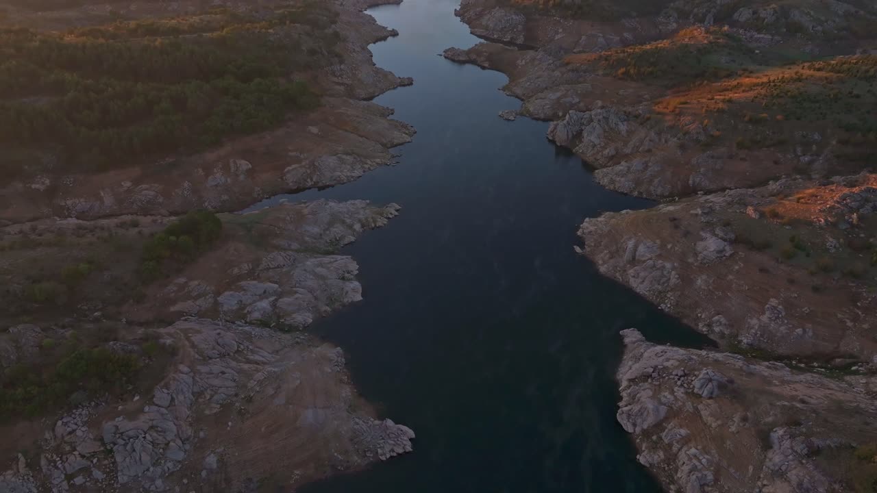 Colori dell'alba si riflettono su una vista lago forestale incontaminata, Turchia