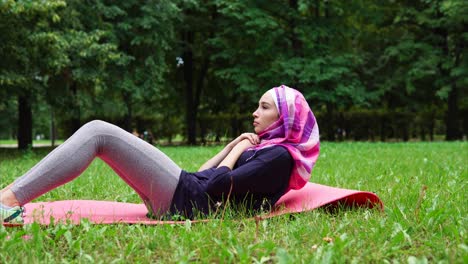 mujer haciendo ejercicio en un parque