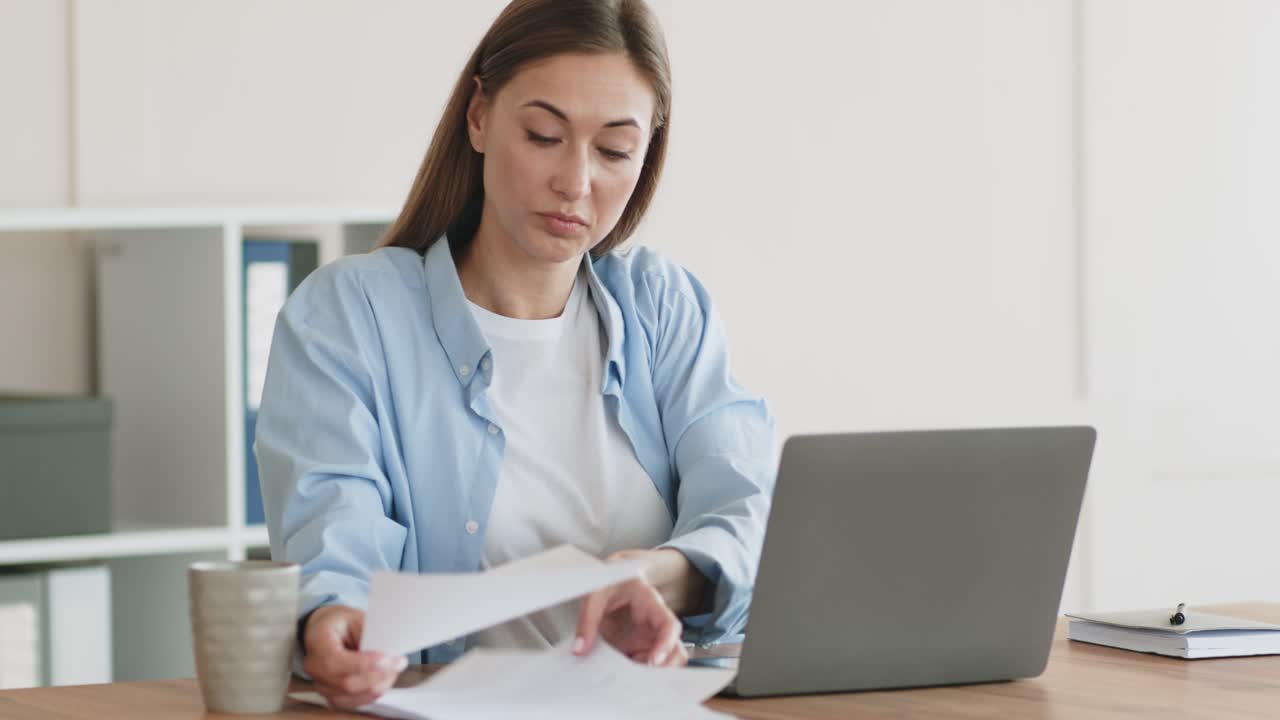 mujer trabajando en una computadora portátil en el escritorio
