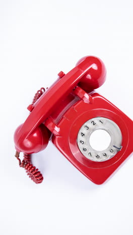 Rotes-Vintage-Telefon-In-Vertikaler