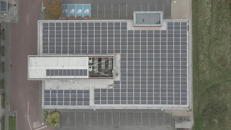 Vista-De-Pájaro-De-Los-Paneles-Solares-En-La-Azotea-Del-Edificio-En-El-Parque-Empresarial-Park-West,-Dublín,-Irlanda---Disparo-De-Drones