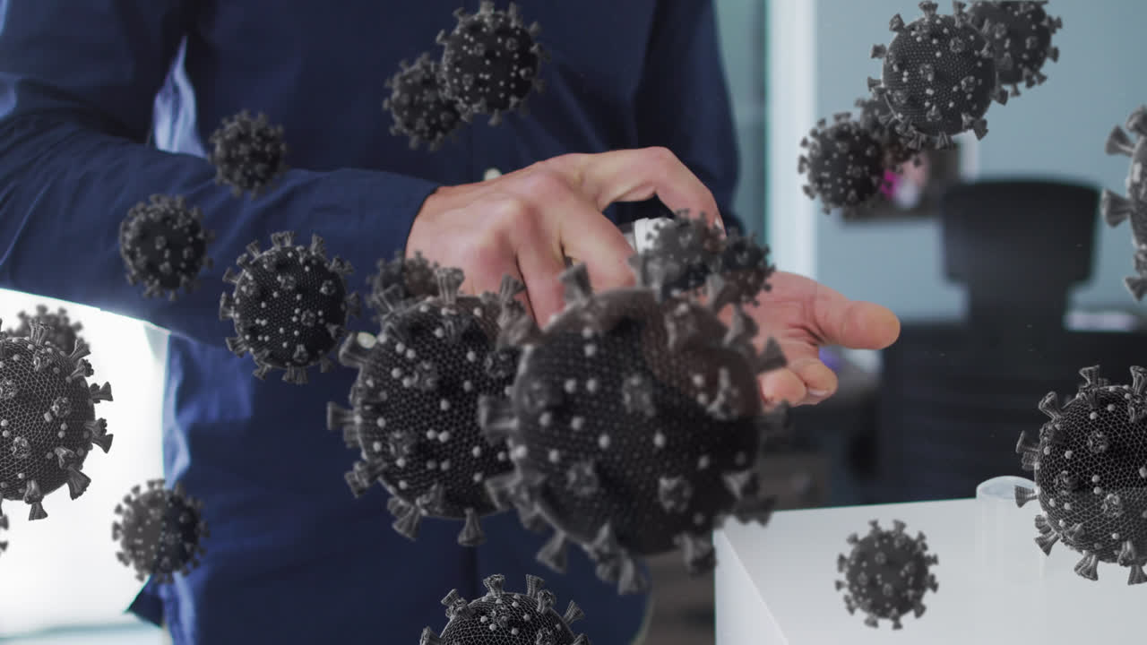 animación de las células de covid-19 sobre el hombre en la oficina desinfectando las manos