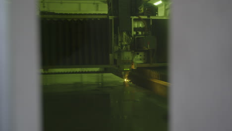 공업용 cnc 기계는 금속을 불꽃으로 자르며, 을 통해 볼 수 있습니다.