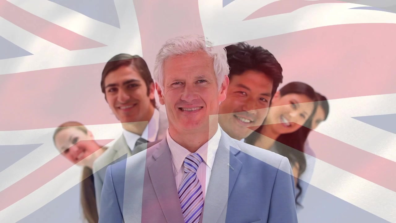 Vedoucí stojí ve studiu, zatímco se posouvají snímky, tým se formuje za ním, překryvná vrstva s vlajkou představuje britský byznys.