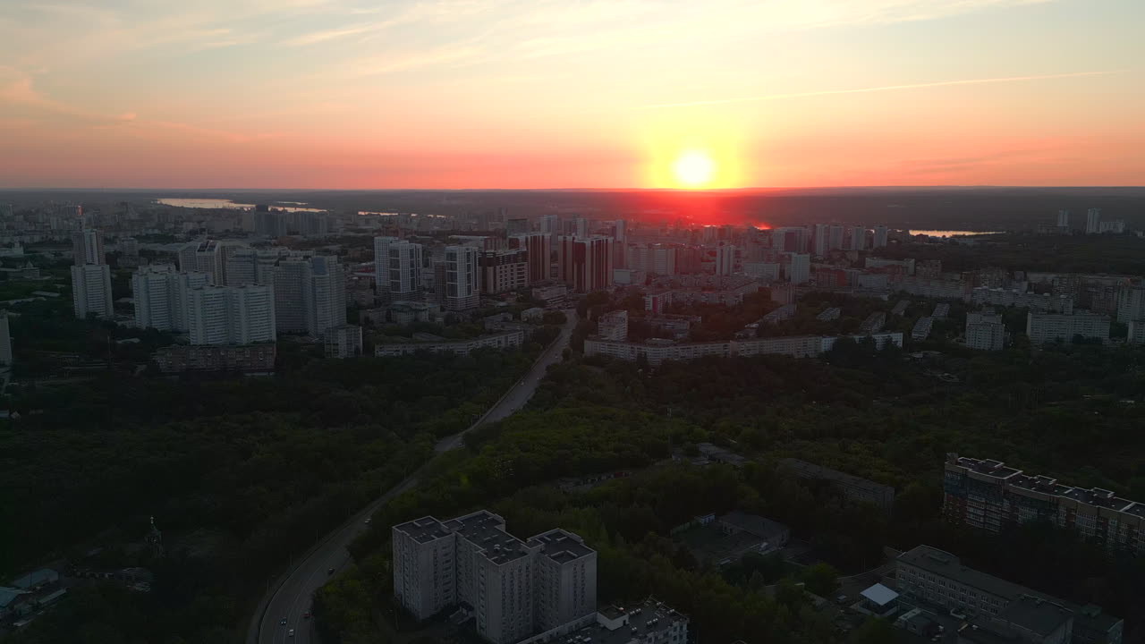 Paisagem urbana ao pôr-do-sol