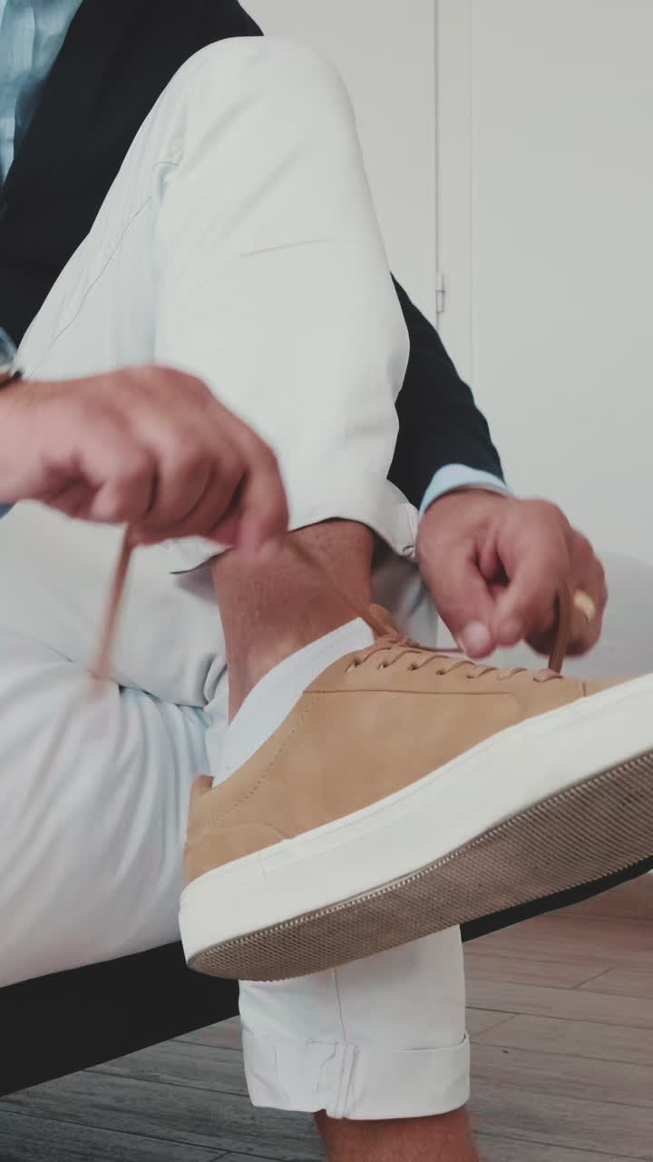 Homme nouant ses baskets
