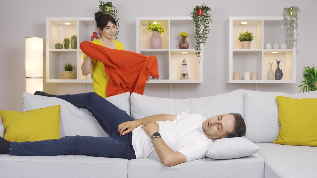 잠자는 남편을  ⁇ 는 여자. 행복한 커플.