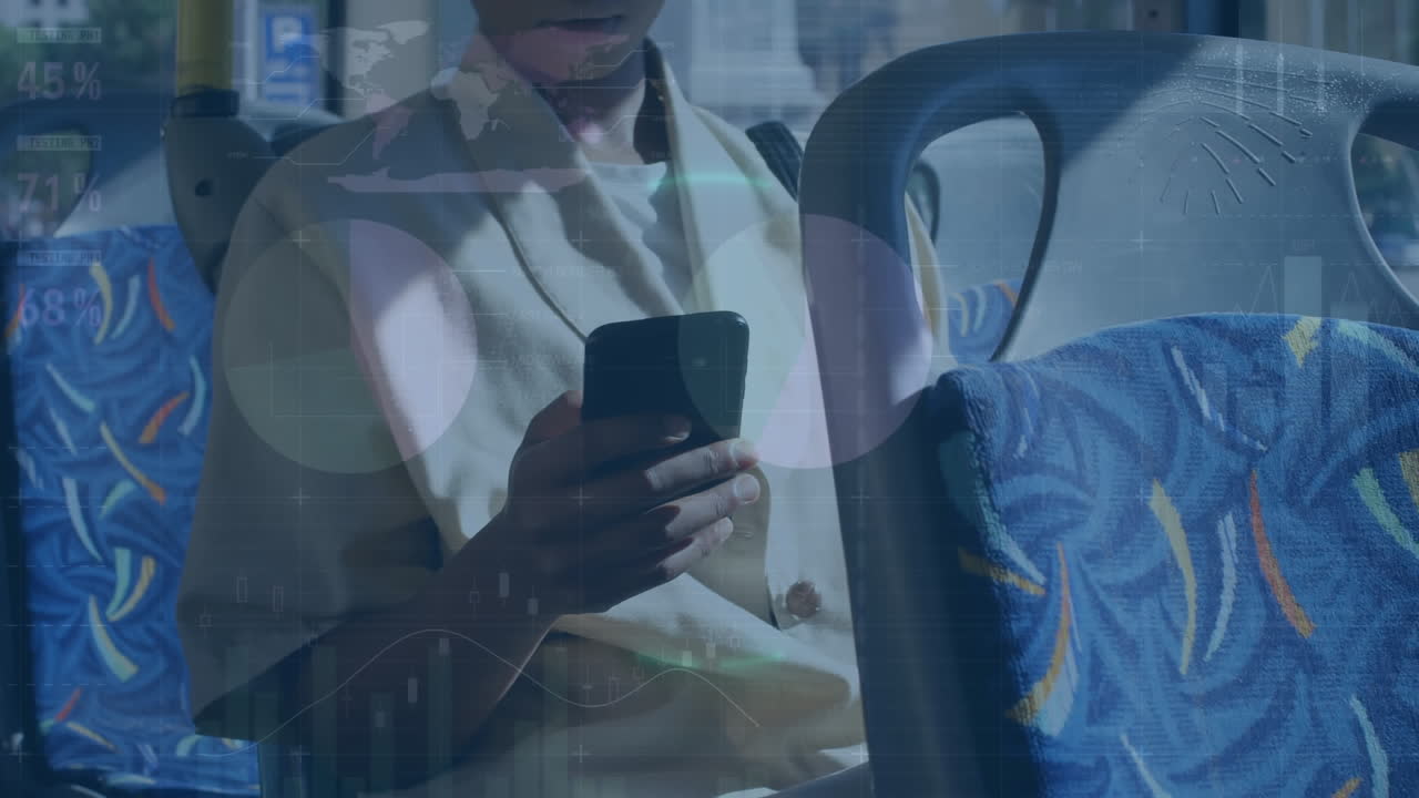 스마트폰을 사용하는 아프리카계 미국인 여성에 대한 금융 데이터 처리 애니메이션