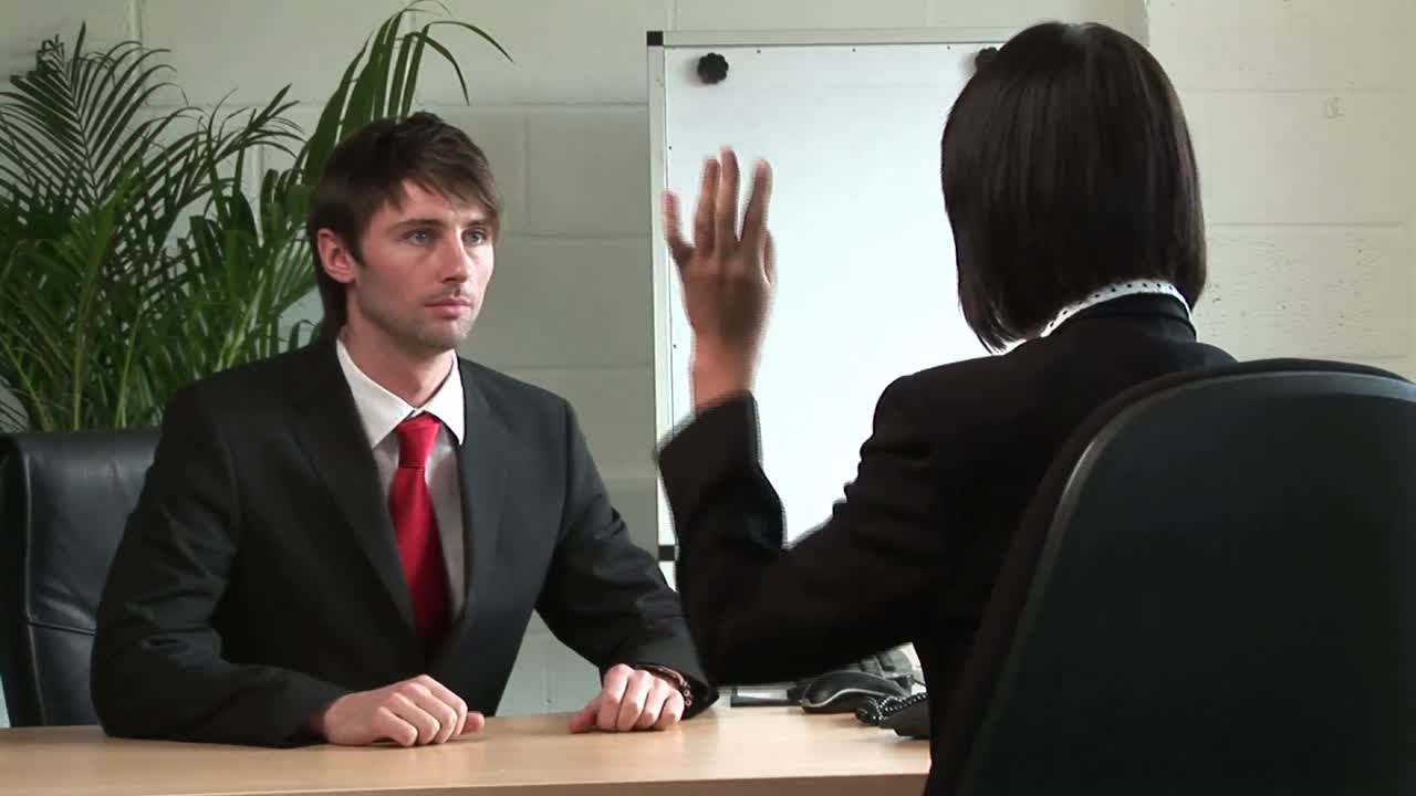 동료 들 이 서로 도와주는 것