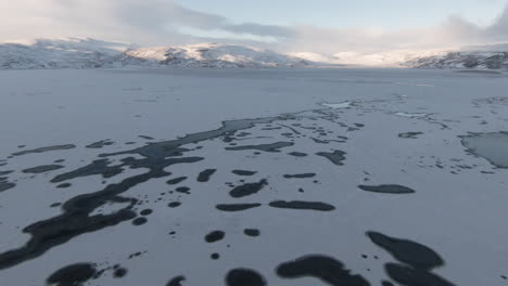 Schneebedeckte-Berge-Bei-Sonnenaufgang,-Zugefrorener-See