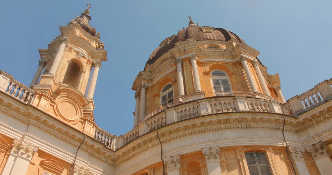 L'architettura barocca della Basilica di Superga si erge sulla collina di Superga vicino a Torino, Italia. Inquadratura dal basso