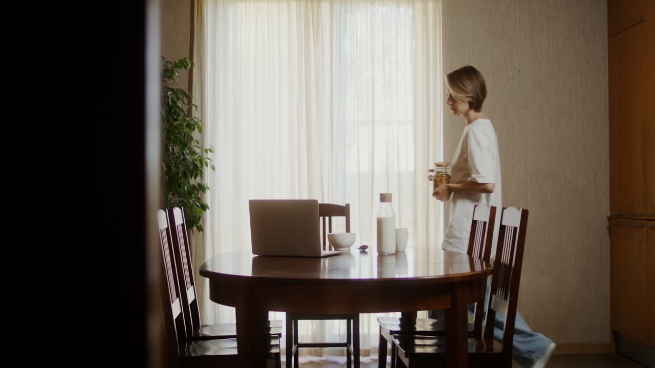 집에서 아침 식사를 하는 여자