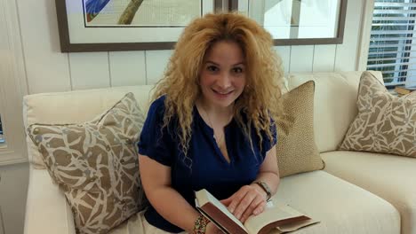 primer plano, de, un, mujer, con, largo, rubio, pelo rizado, leer un libro