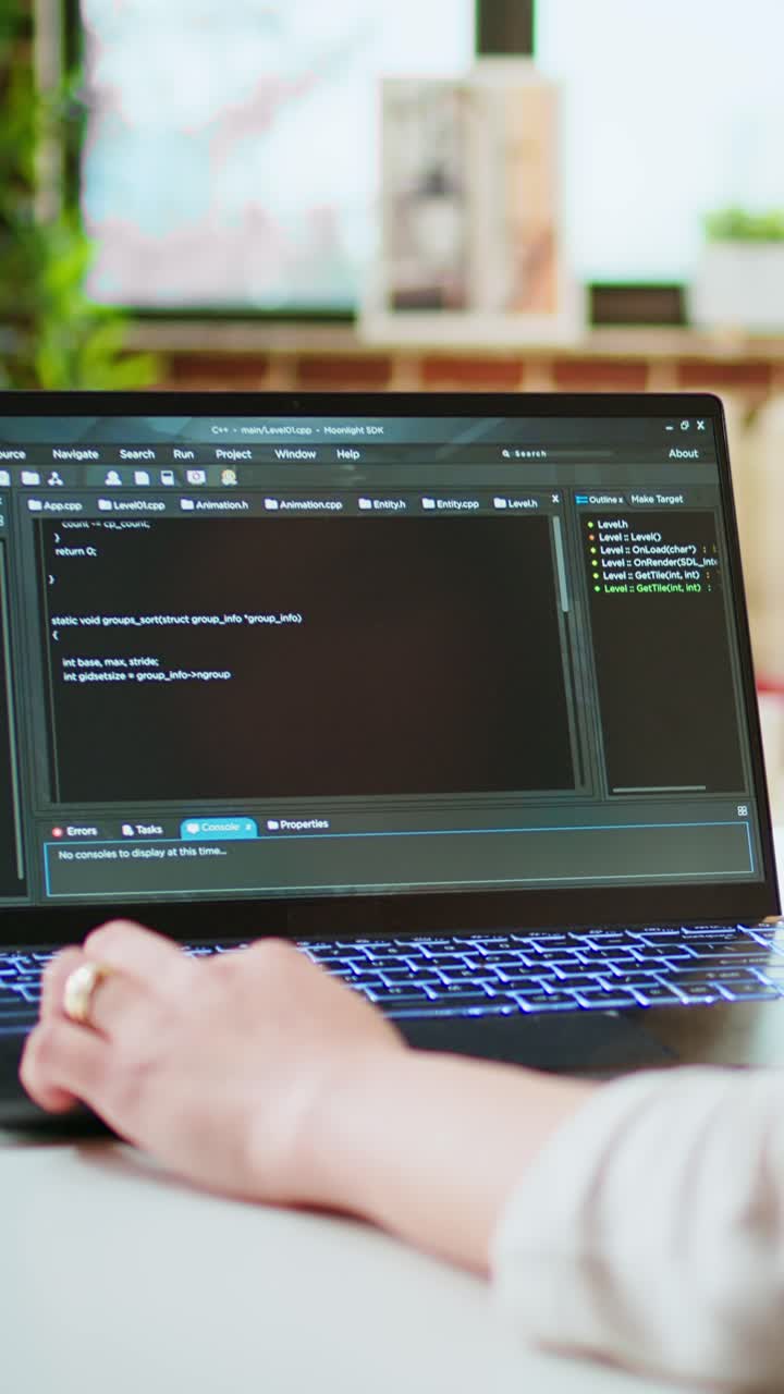 Vídeo vertical de una autónoma asiática trabajando en código de programación en una oficina moderna