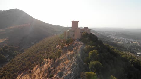 Castillo-De-Jaen,-España-Castillo-De-Jaen-Volando-Y-Tomas-Terrestres-Desde-Este-Castillo-Medieval-En-La-Tarde-De-Verano,-Tambien-Muestra-La-Ciudad-De-Jaen-Hecha-Con-Un-Drone-Y-Una-Camara-De-Accion-A-4k-24fps-Usando-Filtros-Nd-29