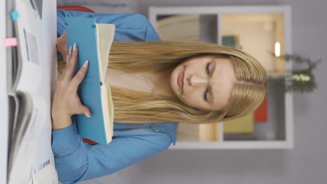 video vertical de libros y estudiante infeliz.
