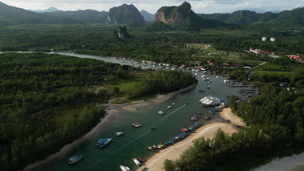 puerto fluvial de barcos turísticos en la bahía de phang nga, tailandia