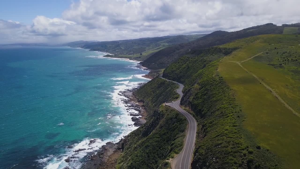 아름다운 해안도로와 울퉁불퉁한 해안선을 따라 드라이브
