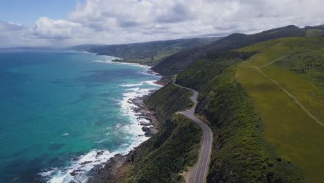 Hermosa-Carretera-Costera-Y-Viaje-A-Lo-Largo-De-La-Costa-Escarpada